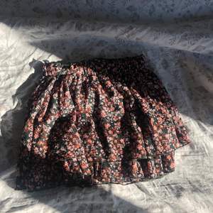Supersöt kjol med små blommor på från märket ”name it💗. Säljer då jag har köpt nya liknande kjolar.