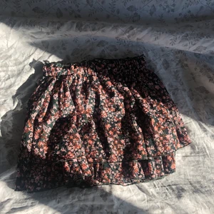 Kjol - Supersöt kjol med små blommor på från märket ”name it💗. Säljer då jag har köpt nya liknande kjolar.