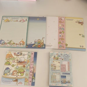 Sumikkogurashi letter! - Säljer detta paket av notes och kuvert men gulliga detaljer av sumikkogurashi gubbar! Paketet är köpt på sci-fi bokhandeln i stan! Har aldrig använt något av notsen eller kuverten då de är så fina🌟 dm om du har några frågor!❣️