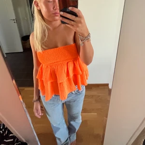 Kjol - Säljer denna skitsnygga kjolen som är så fin att ha sol topp också, aldrig använd🧡🧡🧡🧡