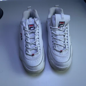 Fila - Vita snygga Fila skor som använts vid två tillfällen, alltså i princip helt nya.  Cond: 8.5/10  Nypris: 800 kr Mitt pris: 450