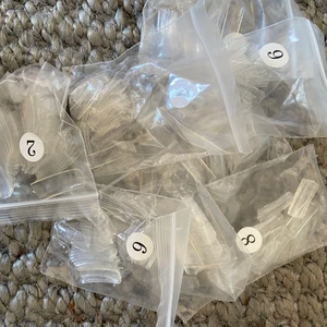 Nageltippar/lösnaglar - Ett paket med lösnagelstippar i alla olika storlekar. Hade en ambition att göra naglar, som aldrig blev av och säljs därför🥰 Köptes för 180 kr. 