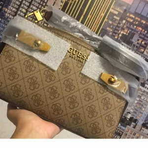 Guees - Den är helt ny aldrig använt tror inte man kan köpa den i Sverige fick den i föddelsedags present men den kommer inte till användning och den är äkta såklart 