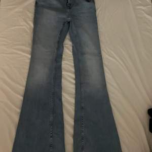 Nya (oanvända) jeans från Zara med liten bootcut. Strl 40. 