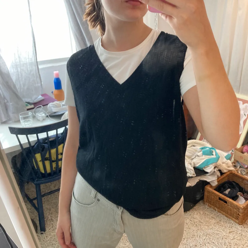 Svart sweatervest, second hand. Kan passa olika srorlekar, ganska stretchig. . Neuletakit & Villapaidat.