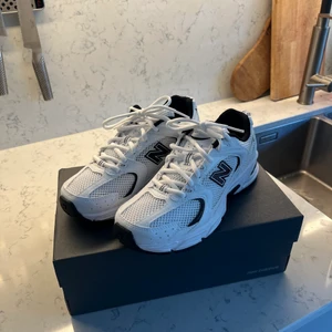 New balance MR530  - Säljer dessa helt nya New balance MR530 som är slutsålda överallt i storlek 38, men är som 37. Säljer pågrund av att dom är försmå för mig, så dom är helt nya och oanvända. Köpta för 1300kr. Skriv privat för fler bilder💕 köparen står för frakten på 66kr