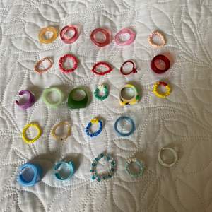 Säljer alla dessa ringar i olika färger. Använder dom inte längre. Dom är i ganska bra skick. ❤️ fina som passar med allt. 