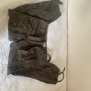 Cargo pants  - Mörk gröna Cargo pants. Köpta nyligen men passar inte bra. ❤️