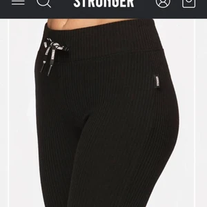 Stronger  - Säljer dessa Stronger byxor. Använd bara ett få tal gånger då dom är alldeles för stora för mig. Frakten är gratis 