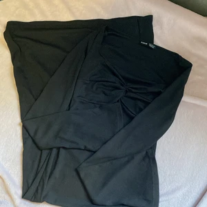 Svart klänning i strl 36 - Svart lång klänning i strl 36 köpt från Shein nyligen för 159kr men den passar inte mig rkt bra och jag kan inte göra en retur eftersom mina dagar har gått. Den är jätte vacker och materialet är jätte fin, har inte använt den en enda gång.💞