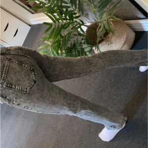 Zara jeans med slits - Jeans från zara med slits. Fint till nått finare om man ska ut osv. Använd 1 gång.