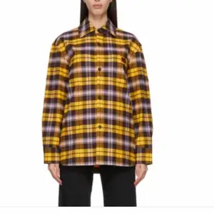 Gul overshirt från Acne i checkered mönster. Jättesnygg som en höstjacka och i tjockt och lyxigt material! Nypris 3000 kronor.
