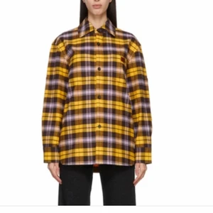 Overshirt från Acne studios  - Gul overshirt från Acne i checkered mönster. Jättesnygg som en höstjacka och i tjockt och lyxigt material! Nypris 3000 kronor.