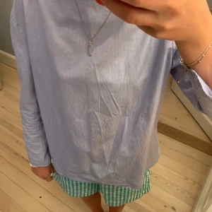 Randig blus  - Fin blå-vitrandig blus