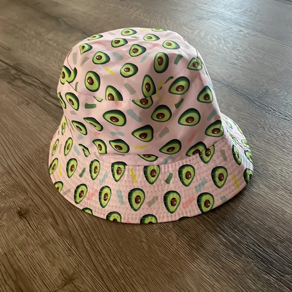 En rosa fiske hatt med avocado på🥑👍💗. Övrigt.