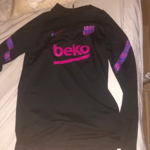 Fc Barcelona dress - Säljer min Fc Barcelona dress då jag har ny dress. Den har används ett par gånger. Som ni ser på bilden så är sponsor märket lite sönder men annars är resten i god skick.
