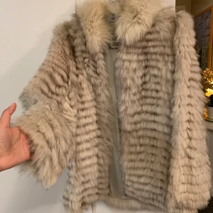 Pälskappa  - I bra skick, strl 40 men passar som 36-38 (snyggt som lite oversized.)