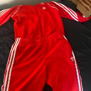 Sst tracksuit  - Storlek m på byxorna och s på tröjan   