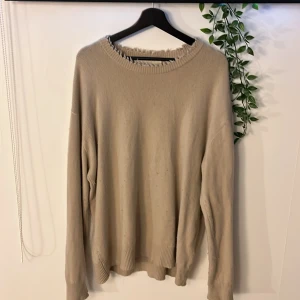 Beige stickad tröja från Adnym Atelier - Super snygg Beige stickad tröja med en häftig krage från ADNYM ATELIER Strl M, men sitter större Nypris runt 2000:-  Mitt pris 200:-  