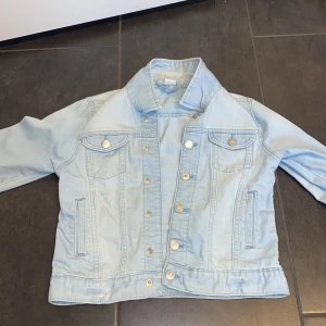 Jeans jacka strl 134 - Jag säljer min jeans jacka för den är för liten, väl använd men fortfarande jättefintskick