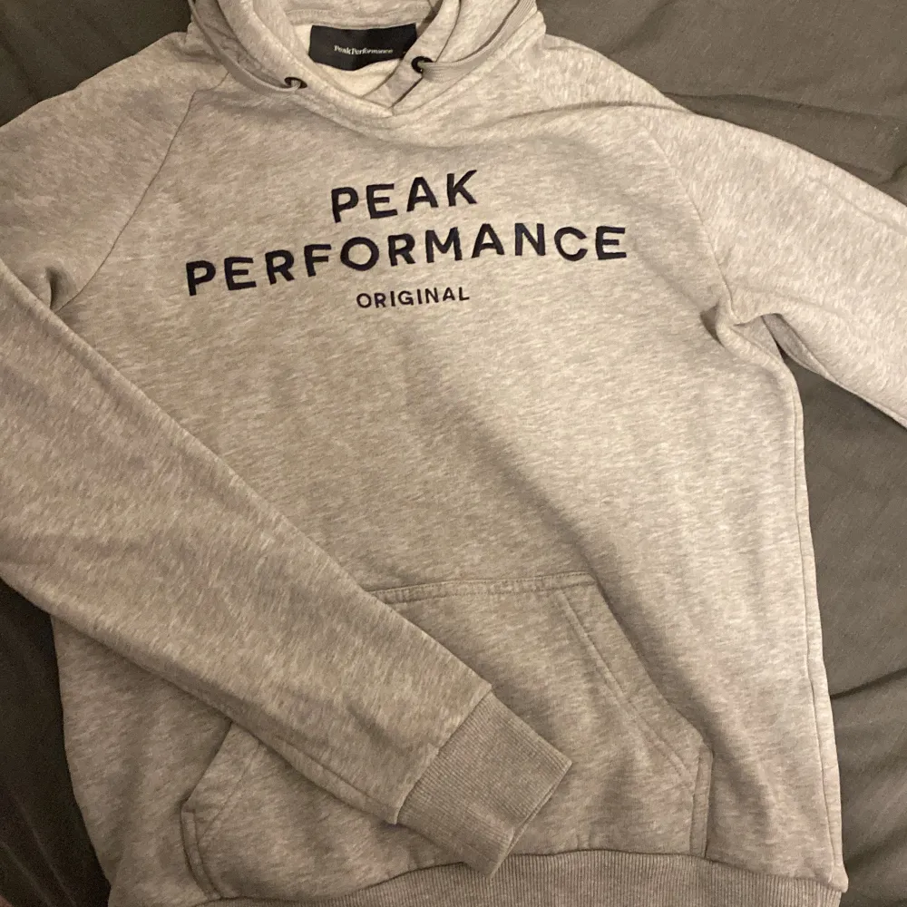 Grå Peak hoodie, storlek M. Knappt använd då den är för liten och trång för mig. Har annars L i hoodies. Köpte för 800kr säljer för 400 inklusive frakt. . Hoodies.