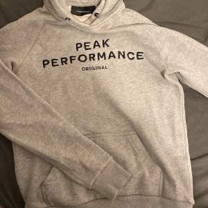 Grå Peak hoodie, storlek M. Knappt använd då den är för liten och trång för mig. Har annars L i hoodies. Köpte för 800kr säljer för 400 inklusive frakt. 