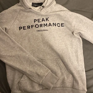 Peak performance hoodie  - Grå Peak hoodie, storlek M. Knappt använd då den är för liten och trång för mig. Har annars L i hoodies. Köpte för 800kr säljer för 400 inklusive frakt. 