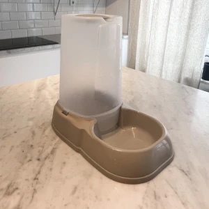 Katt- eller hundskål oanvänd - Oanvänd katt- eller hundskål för vatten eller mat.