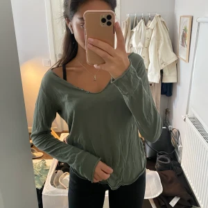 Zadig & Voltaire tröja  - Fin grön Zadig tröja i storlek S! Mycket bra skick. Köparen står för frakten 