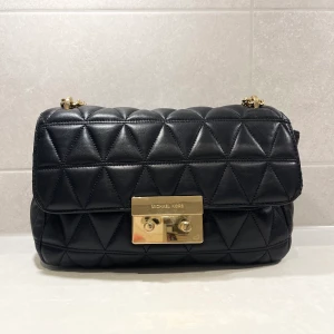 Michael Kors väska  - Fin skinnväska från Michael Kors. Spår av användning på utsidan (se bilder). Insidan i mycket gott skick.   Pris: 800kr Jag kan skicka men köparen står för frakten. Jag kan även mötas upp i Malmö. Pris kan diskuteras vid snabb & smidig affär.  