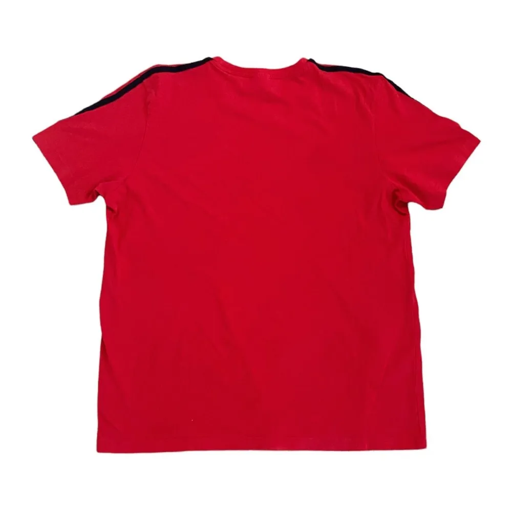 Adidas Manchester United Vintage T-shirt Unisex ❤️🖤🤍  Pris: •250kr  Stl: XL  Bredd 54cm Längd 69cm  Kontakta mig för mer info 🤩. T-shirts.