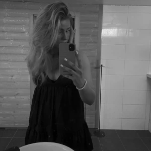 Svart klänning zara - Svart fin poplinklänning från zara. Bra skick