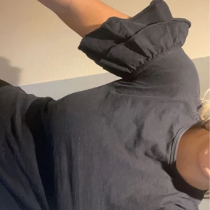 Top med volang  - Söt volang T-shirt strl XS 