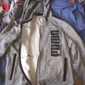 Tracksuit tröja. Puma Hoodie. Puma tröja. Märkes tröja - Puma tröja.  Storlek L Oanvänd 