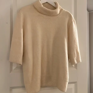Beige tröja  - Supersnygg stickad topp med lite högre krage🤍jättebra skick, aldrig använd. Hör av dig vid frågor eller om du är intresserad!