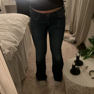 lågmidjade jeans!! - Jättefina lågmidjade jeans. De är i superbra kvalitet och materialet är riktig jeans. Säljer pågrund av att de sitter lite tight på mig som ni ser på bilden❤️