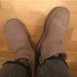 Uggs - Ljusrosa uggs! Använda några få gånger men inget som märks😌