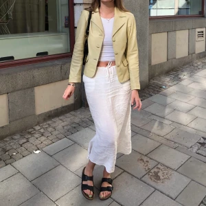 Läderkavaj  - Läderjacka i beige/gul köpt secondhand! Kan mötas upp i stockholm 