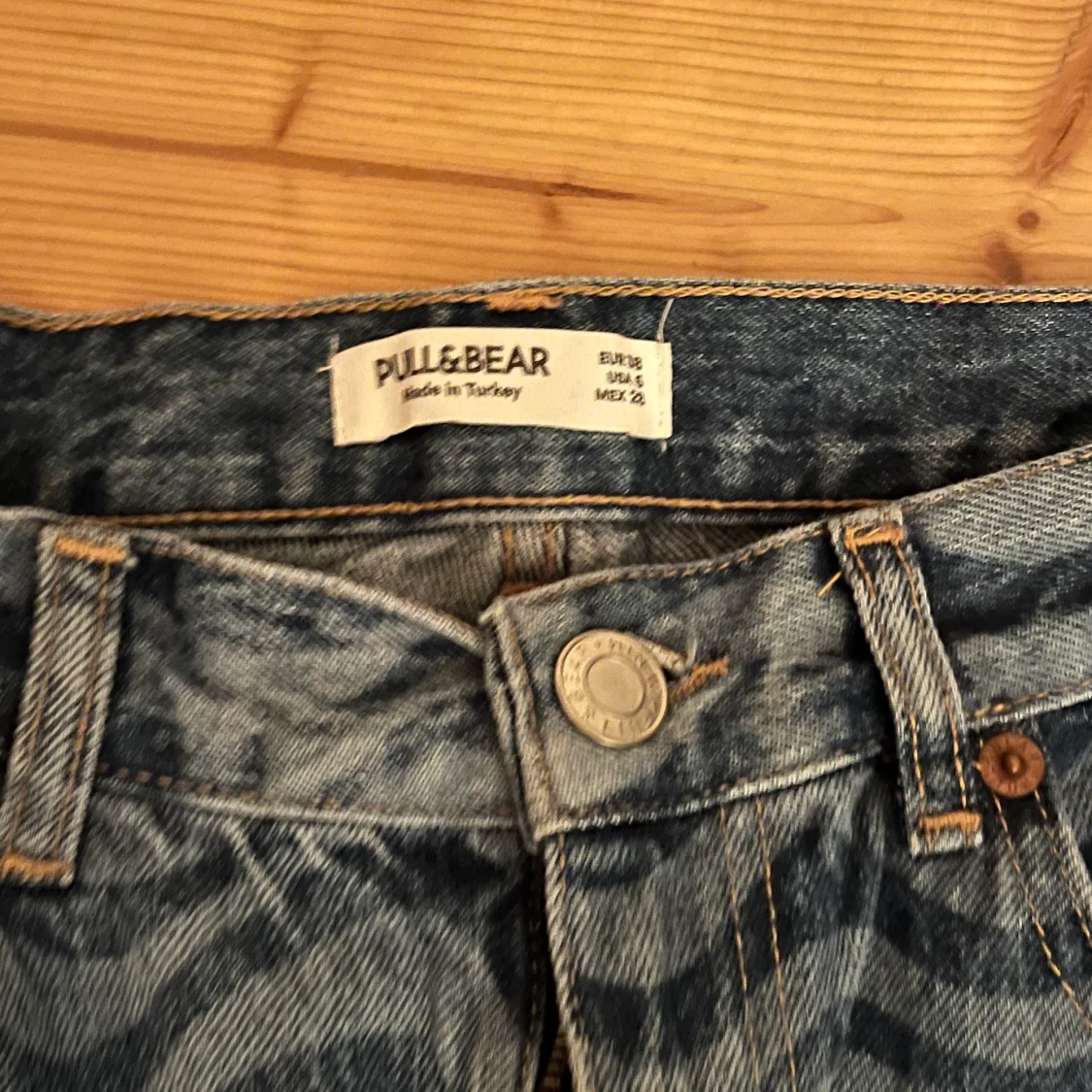 Jeans med coolt mönster  - 90