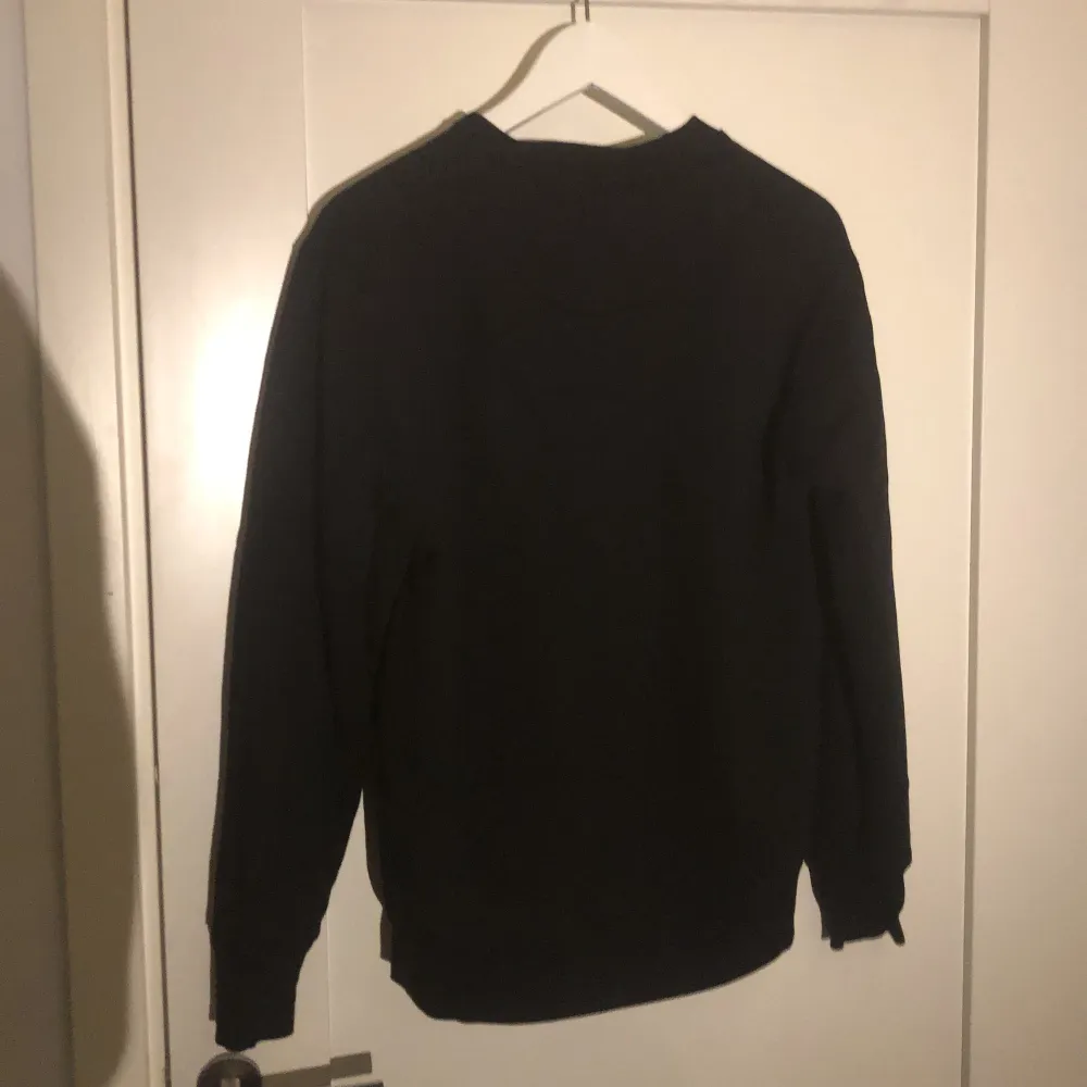 Säljer denna assnygga VERSUS versace pullovern/ tröja. Kostade runt 1200 kr och köpte den på Harbour City 2019.. Tröjor & Koftor.