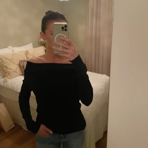 Tröja från Chelsea! - Svart off shoulder tröja som köptes på Chelsea i Göteborg! Tröjan är i storlek XS men är lite översized och även lite stretchig! Jag har använt den en enstaka gång bara! 🌸