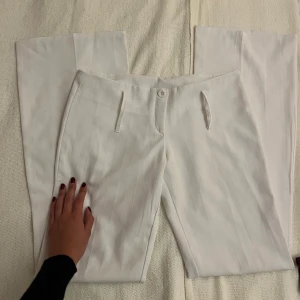  Vita Low waist kostymbyxor  - Säljer nu mina favorit kostymbyxor för att dom inte är min still längre. Dom är perfekta nu för hösten. De är Low waist och bootcut. Dom sitter väldigt bra i längden på mig och jag är 1.67cm lång. De är storlek 26/27 skulle jag säga. (De står inte storlek
