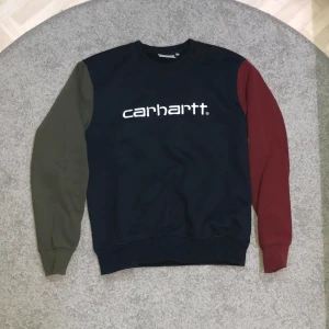 Carhartt tröja storlek xs - Ordinarie pris 950 kr. Säljer den för den är knappt använd. Den är i fint skick och är rätt stor för att vara xs