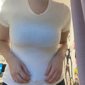 Basic t-shirts  - Vit och beige t-shirts 