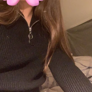 Svart tröja - En jätte fin svart tröja med dragkedja från gina Young ❗️har rea köp 1 få 2 grejer som är i cirka samma budget❗️