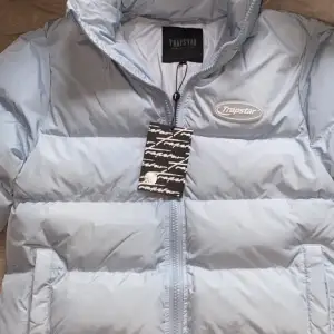 Trapstar Ice Blue Hyperdrive Detachable Hood Puffer Jacka aldrig andvänd. Mycket sällsyn. 100% äkta kvitto ingår. Pris kan diskuteras vid snabb affär.