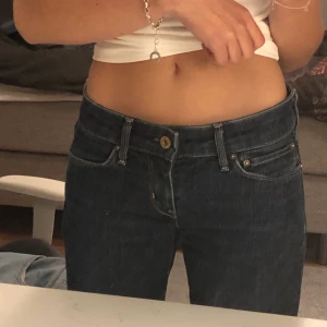 Lågmidjade Levis jeans - Säljer ett par Levis jenas som alldrig kommer till användning. De är i bästa skick och nästan oanvända. De har bara legat i min garderob men har inte velat sälja för de är så snygga!! Men kände att de skulle passa bättre i nån Annas garderob💗
