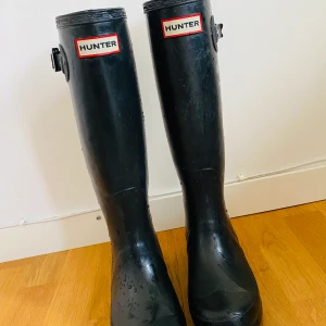 Hunter stövlar, 36 - Trasiga på sidan vid bandet (se bild). Annars fina. 