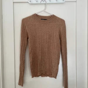 Stickad tröja - Finstickad tröja från Ginatricot, använd 1 gång ljus beige( färgen på tröjan är som på bild 2 ), stl xs