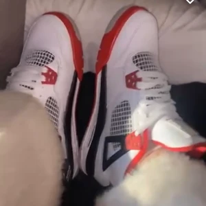 Jordan 4 - Säljer dessa super fina oanvända jordan 4 då de är för små för mig, fick de i present! 